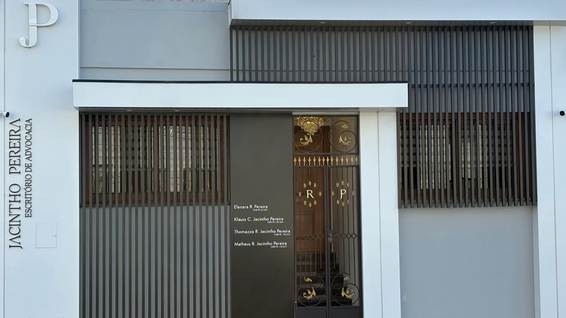 Detalhe da fachada com a placa dos advogados e as inscrições na OAB