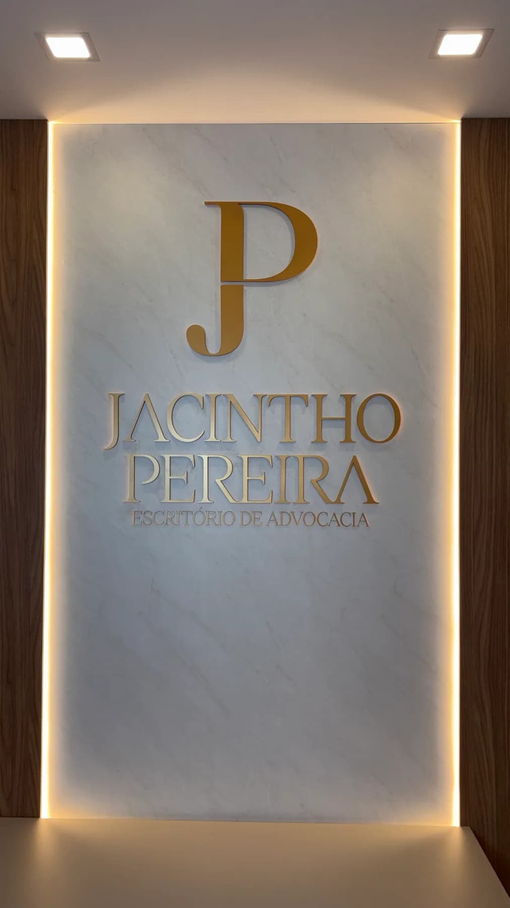 Parede da marca Jacintho Pereira, em mármore com letras douradas